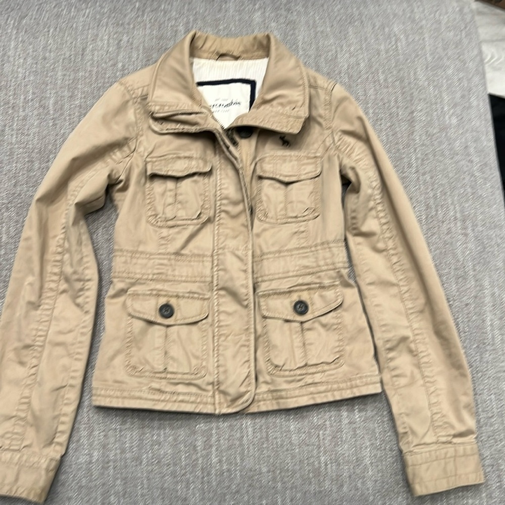 Abercrombie kids beige utility jacket size medium (PXS) in excellent condition